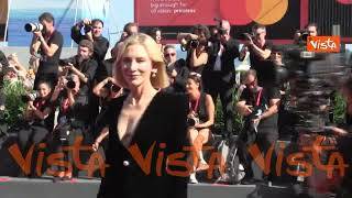 Cate Blanchett incanta il Lido con la sua eleganza, total black e cascata di perle sulla schiena