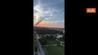 Le frecce tricolori francesi volano nel cielo di Parigi per l’apertura delle paralimpiadi