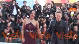 Venezia 81, Willem Dafoe sul red carpet mano nella mano con la moglie Giada Colagrande