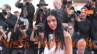 Venezia81, Mariacarla Boscono sul red carpet con le ali in testa, stivaloni e look gothic