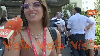 "Grande emozione, lo seguiamo da sempre". Ecco le voci dei fan in attesa di Tim Burton a Venezia 81