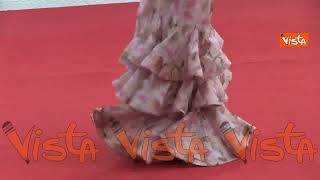 Venezia 81, Chiara Francini sfila sul red carpet con un romantico abito floreale