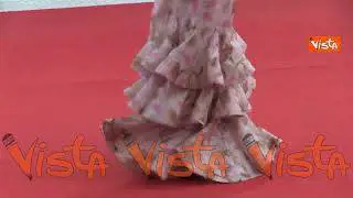 Venezia 81, Chiara Francini sfila sul red carpet con un romantico abito floreale