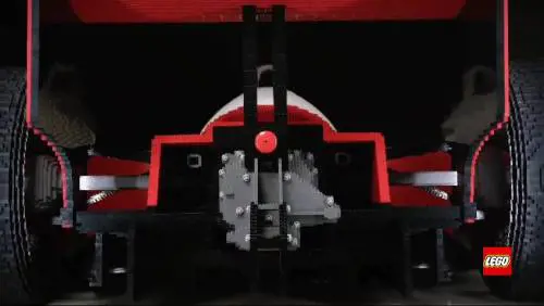 L'iconica McLaren MP4/4 e il casco di Ayrton Senna ricreati con i lego