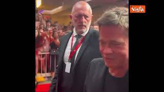 Festival di Venezia, bagno di folla, urla e autografi per Brad Pitt