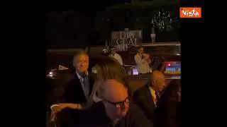 ”Ciao Brad, ciao George”: urla dei fan all’arrivo in barca di Pitt e Clooney al Festival di Venezia