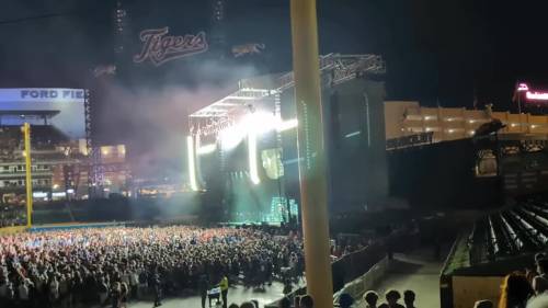 I Green Day si allontanano dal palco dopo l'avvistamento del drone 