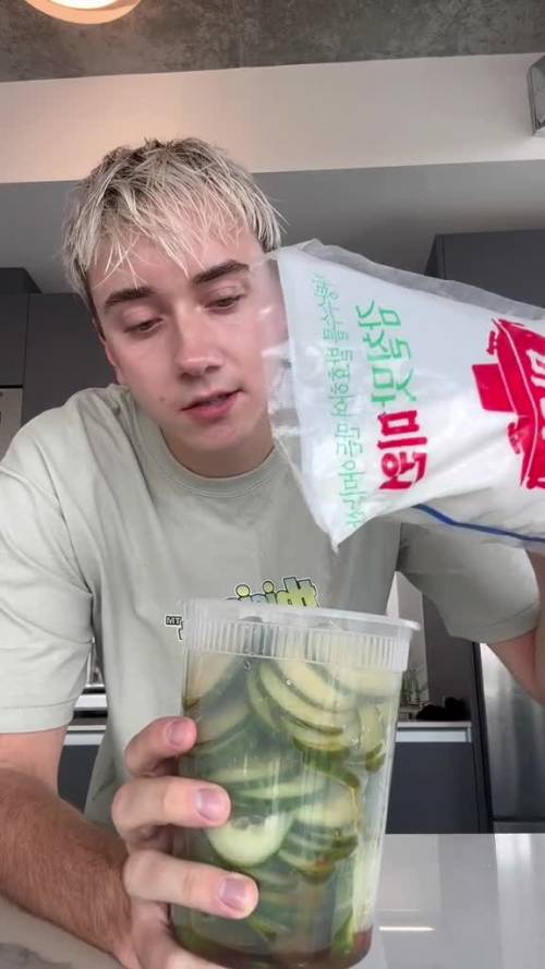 Cucumber guy, l'insalata di cetrioli è virale su TikTok