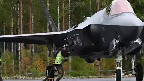 Finlandia: l'F-35 atterra in tangenziale