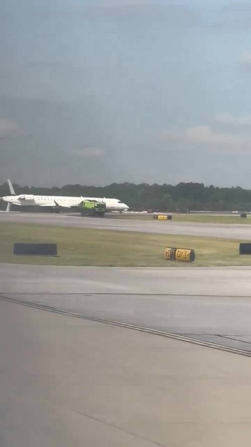 L'aereo colpito sulla pista di Atlanta