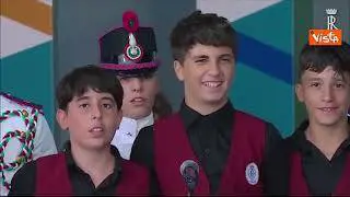 Mattarella a Cagliari, per lui i guanti bianchi donati dai ragazzi del "Coro delle Mani bianche"