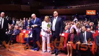 La stretta di mano tra Meloni e il Presidente di Confindustria Orsini all'Assemblea del gruppo