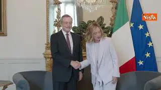 Draghi ricevuto da Meloni a Palazzo Chigi, il saluto con stretta di mano e bacio sulle guance