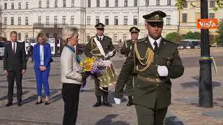 Von der Leyen rende omaggio al muro della Memoria a Kiev, un mazzo di fiori per le vittime