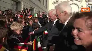 Steinmeier e Mattarella a Palazzo Bellevue con studenti bilingue: Bellissime le due bandiere insieme