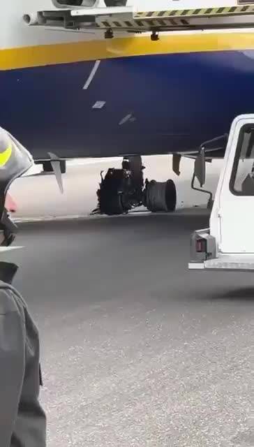 L'aereo Ryanair fermo in pista dopo l'incidente