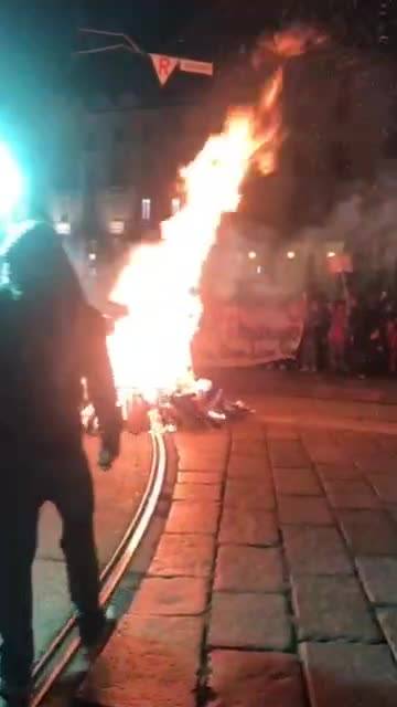 Manifestanti bruciano la bandiera di Israele