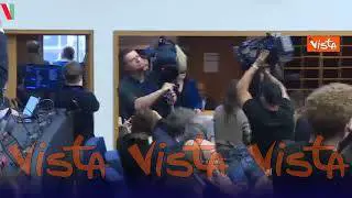 Giovane contestatore si lancia contro Orban al Parlamento Europeo, fermato dalla scorta