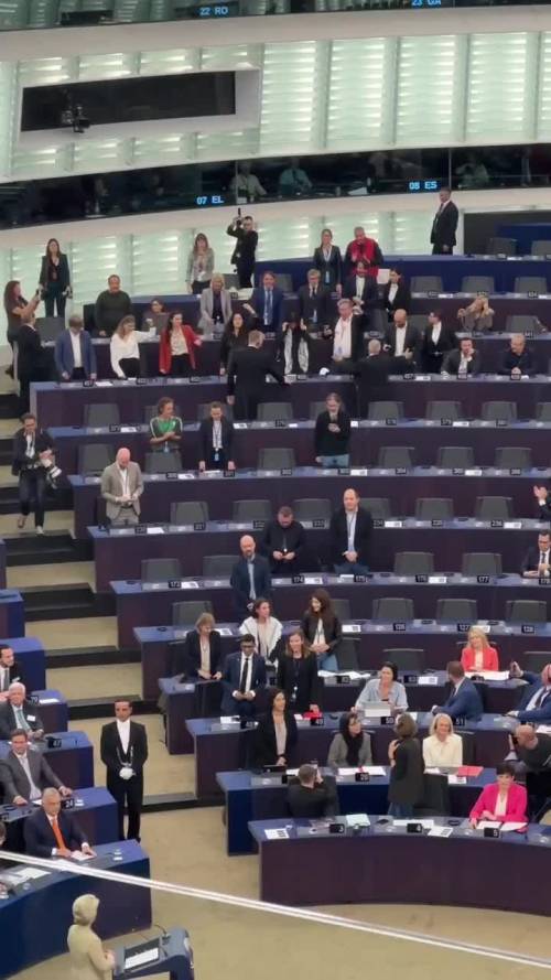 Orban parla al Parlamento Ue e la sinistra canta "Bella ciao"