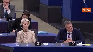 Orban: "Da clandestini antisemitismo e violenza su donne". Applausi e fischi in Aula a Strasburgo