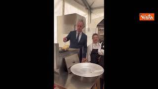 Zaia prepara un calzone fritto alla fiera Caseus Italy di Piazzola sul Brenta