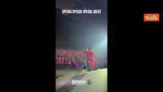 Elly Schlein a sorpresa sul palco degli Articolo 31 canta con J-Ax la canzone “Così com'è”