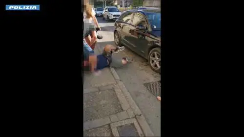 La brutale aggressione su un uomo riverso a terra nel pieno centro di Perugia, due rapinatori in manette: le immagini