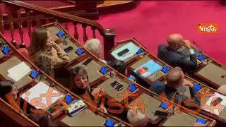 Scontro Meloni-Bevilacqua in Senato, la grillina mima gesto: Ti arrampichi sugli specchi