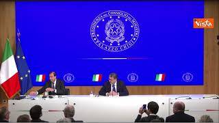 Leo rompe inavvertitamente bicchiere in conferenza stampa, Giorgetti: "Chissà se porta bene o male"