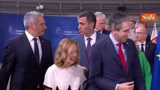 Giorgia Meloni e il premier irlandese Taoiseach ridono tra loro arrivando al Consiglio Ue