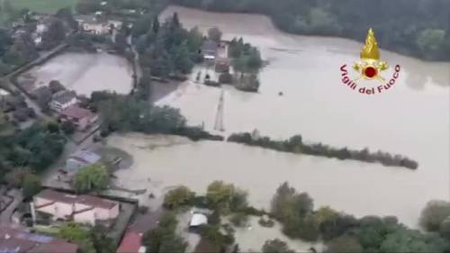 Bologna sotto fango e acqua: case e campi visti dall'alto dopo l'alluvione