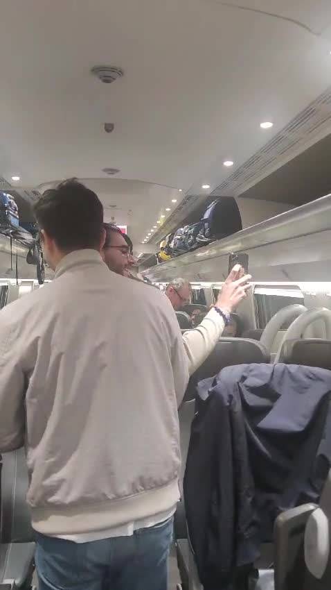 La consegna delle pizze durante una fermata del treno