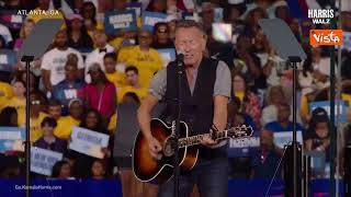 Bruce Springsteen si esibisce sul palco di Kamala Harris ad Atlanta