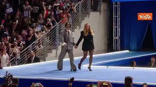 Beyoncé e Kelly Rowland mano nella mano salgono sul palco con Kamala Harris. L'abbraccio con la dem