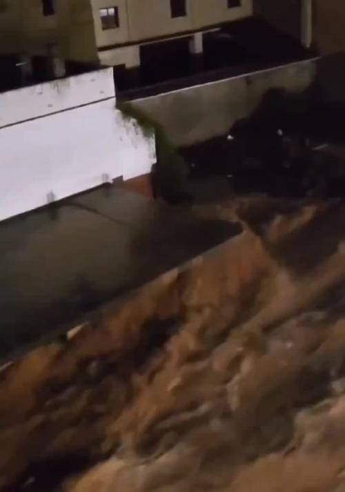 Scene apocalittiche da Chiva, Valencia: ecco la furia notturna dell'acqua