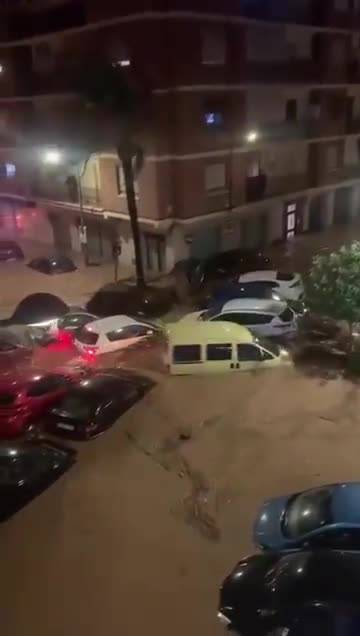 Alluvioni a Valencia, le auto galleggiano sull'acqua e si scontrano tra di loro