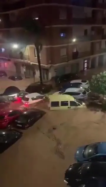 Alluvioni a Valencia, le auto galleggiano sull'acqua e si scontrano tra di loro