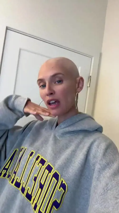 Bianca Balti rasata a zero, le immagini su TikTok