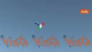 Atterraggio dei paracadutisti dell'esercito al Villaggio della Difesa a Roma