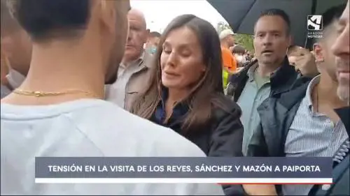 La disperazione della regina Letizia in lacrime in mezzo alla popolazione di Paiporta