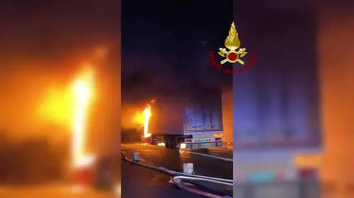 Torino, paura nella galleria: camion a fuoco, fiamme nel tunnel