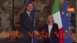 Meloni scherza con Rutte: Come va? Sono ancora viva