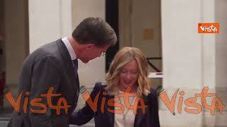 Rutte sbaglia posto per la foto insieme a Meloni