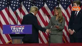 Trump: "Ringrazio la mia bellissima moglie Melania", e la bacia sul palco del comitato elettorale