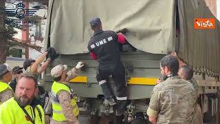 Alluvione Valencia, anche l'aeronautica militare al lavoro per spalare il fango dalle strade