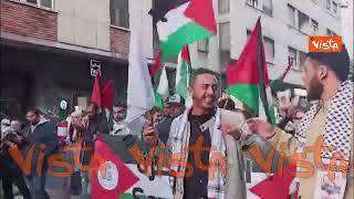 Corteo pro Palestina a Milano, i manifestanti sfilano con bandiere e strisicioni