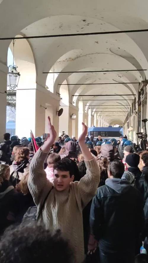 Petardo contro la polizia a Torino durante il No Meloni Day