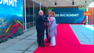 Meloni al G20 incontra il Presidente brasiliano Lula, baci e abbracci al suo arrivo