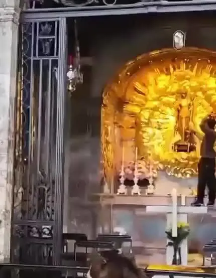 Immigrato afgano strappa le vesti della Madonna in Svizzera