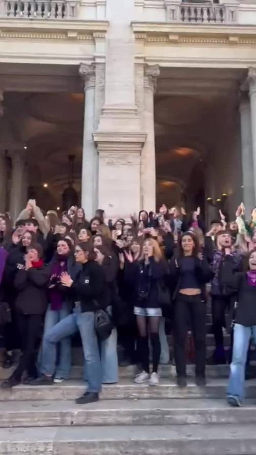 "Valditara pezzo di m...". Il coro dei collettivi contro il ministro